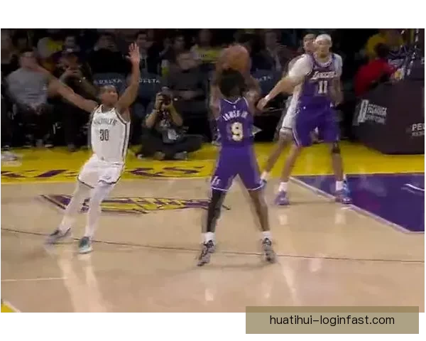 NBA历史首次父子连线 詹姆斯传球布朗尼外线三分命中