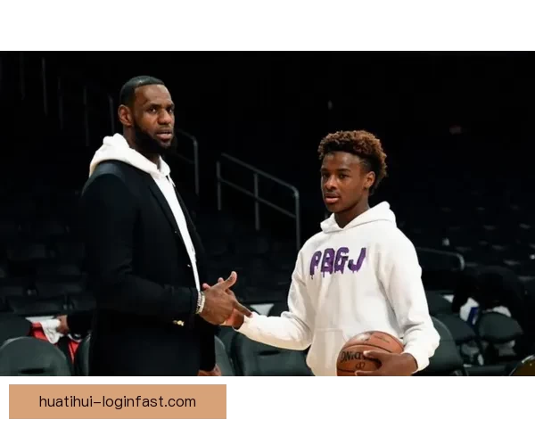 NBA历史首次父子连线 詹姆斯传球布朗尼外线三分命中